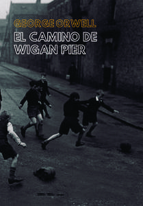 Fotografia blanco y negro de los años 30 de unes niñes jugando a la pelota en la calle